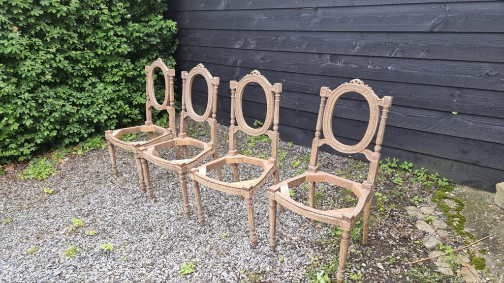 Antieke stoelen voor restauratie, Ophalen