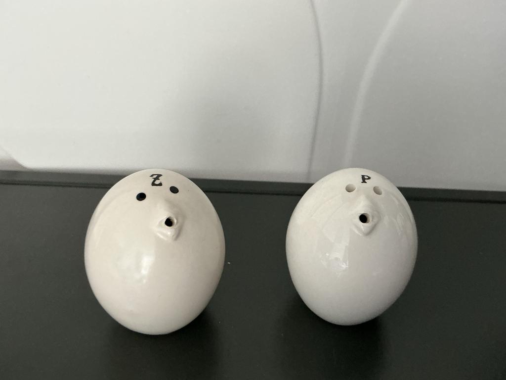 Peper- en zoutvaatjes " de vroelijk eiren ", Ophalen of Verzenden, Steen/keramiek, Wit, Overige typen