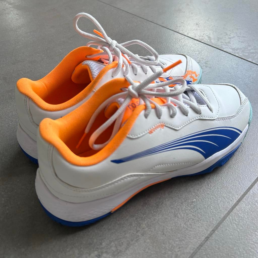 Puma padelschoenen kind maat 38.5 - Wit/Oranje/Blauw, Ophalen of Verzenden, Zo goed als nieuw, Padelschoenen