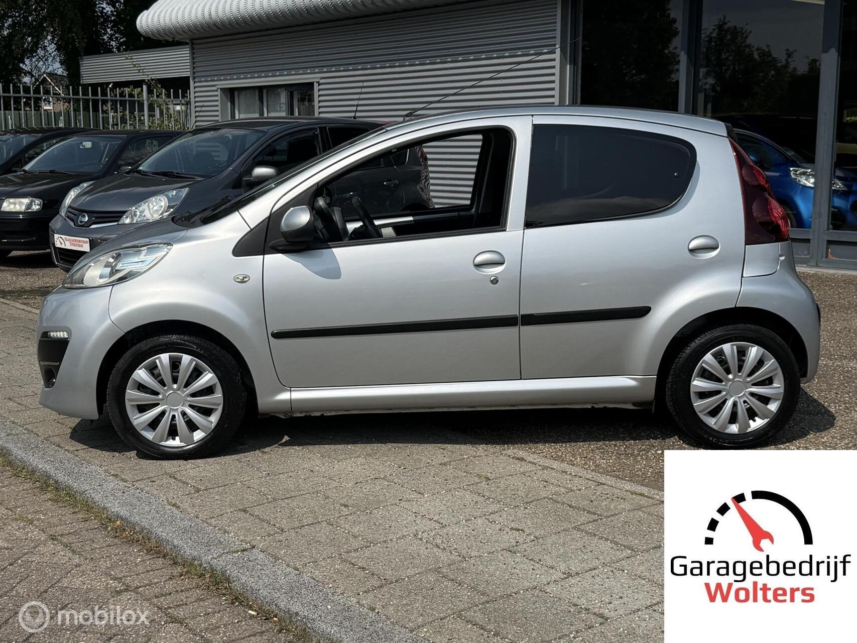 Peugeot 107 1.0 Sportium AIRCO 5DRS NW APK GARANTIE, Voorwielaandrijving, Stof, Gebruikt, Zwart