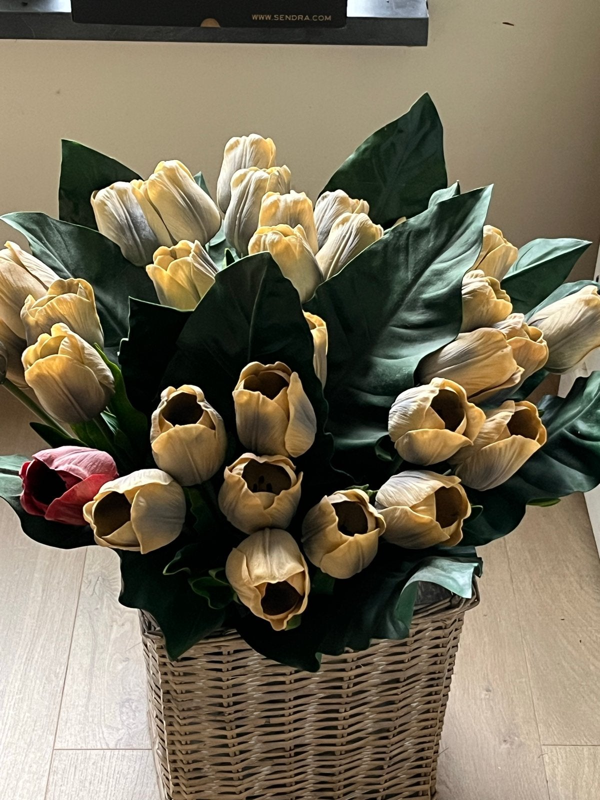 Rieten mand met kunst tulpen - Grijs, Ophalen, Binnen, Gebruikt, Inclusief kunstbloemen