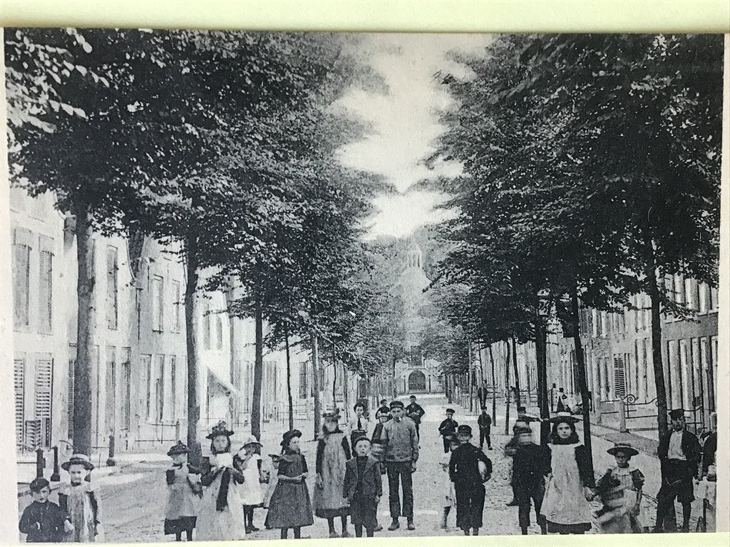 Oude ansicht Middelharnis van een straat met kinderen 1925, Ophalen of Verzenden, 1920 tot 1940, Gelopen, Zuid-Holland