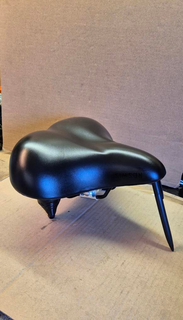 Te-koop mooi Groot retro-zadel fietszadel met grote veren., Ophalen