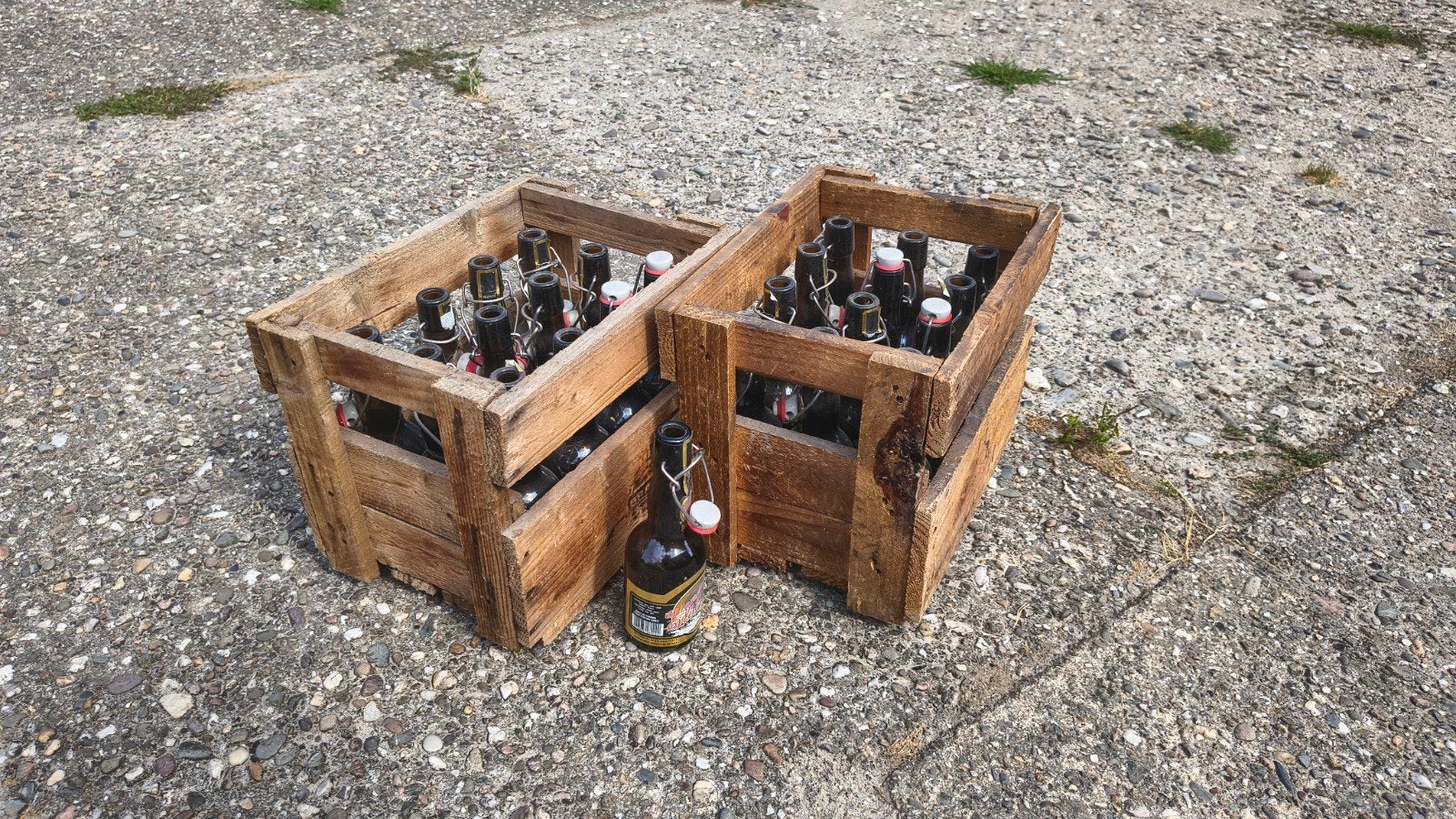 Oude bierkratjes met 12 beugelflessen - decoratie, Verzamelen, Biermerken, Ophalen, Gebruikt, Reclamebord, Plaat of Schild, Overige merken