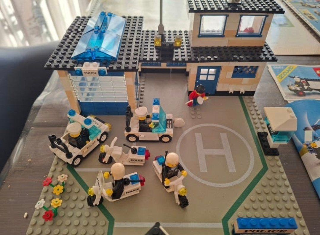 LEGO City Politiebureau 6384 met voertuigen en figuren, Ophalen of Verzenden, Gebruikt