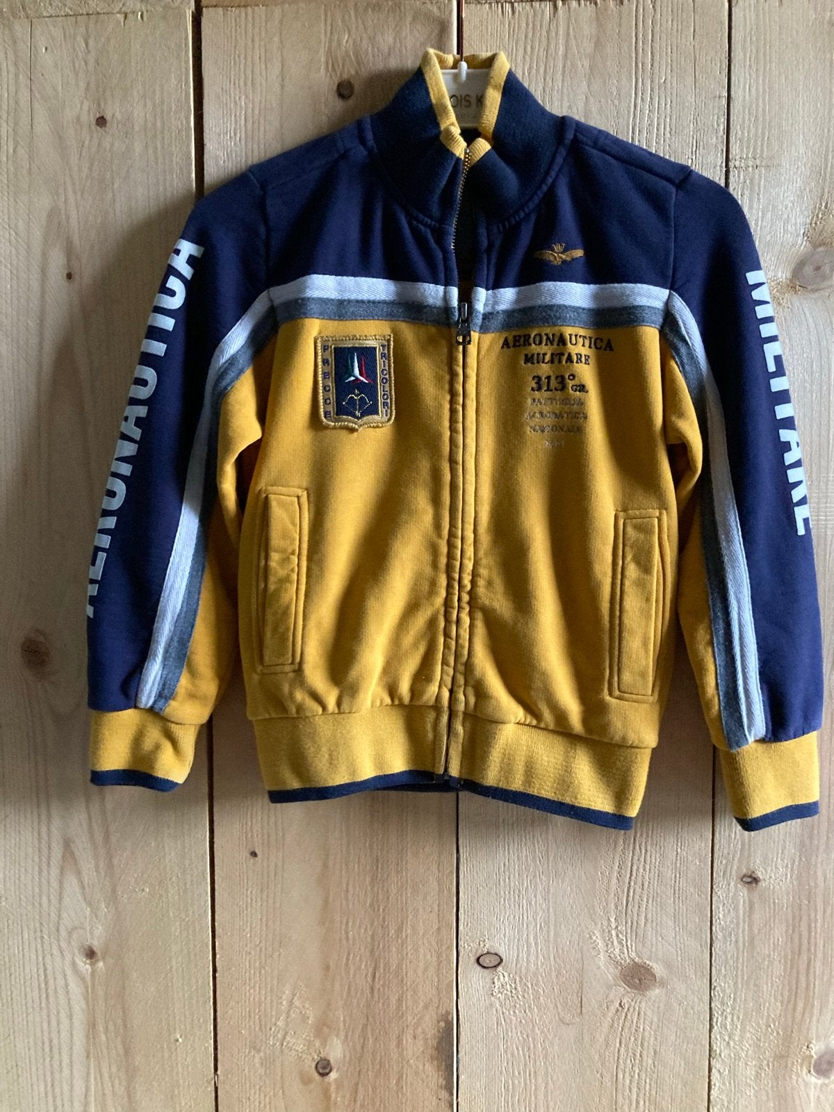 Aeronautica Militare vest geel/blauw maat 6, Ophalen of Verzenden, Zo goed als nieuw, Jongen, Trui of Vest