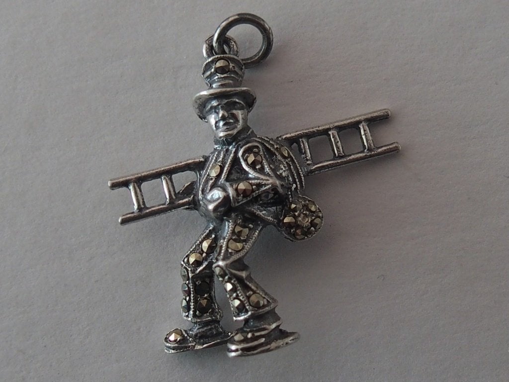 ZILVEREN HANGER: SCHOORSTEENVEGER MET STRASS STEENTJES, Verzenden, Zilver, Hanger