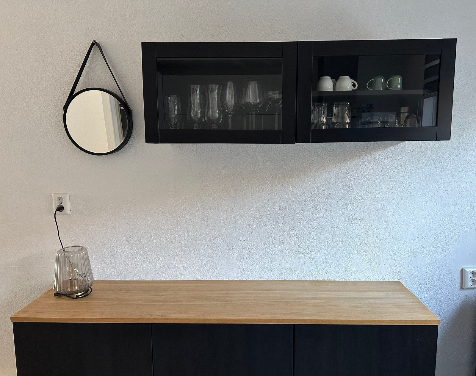 Zwarte kast Besta IKEA, houten blad + bijpassende wandkast, Ophalen, 150 tot 200 cm, Zo goed als nieuw, 25 tot 50 cm