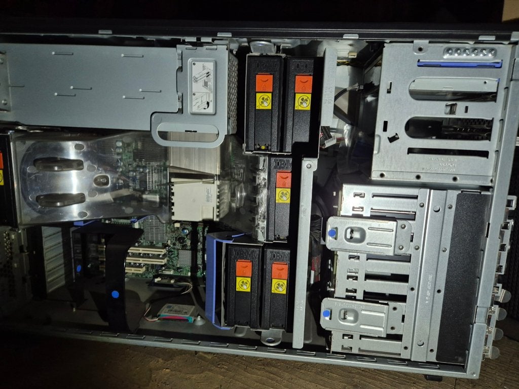 Foto 4 van IBM System x3400