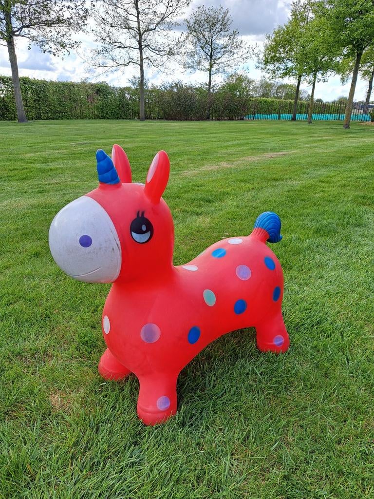 Rode skippy eenhoorn met stippen, Ophalen