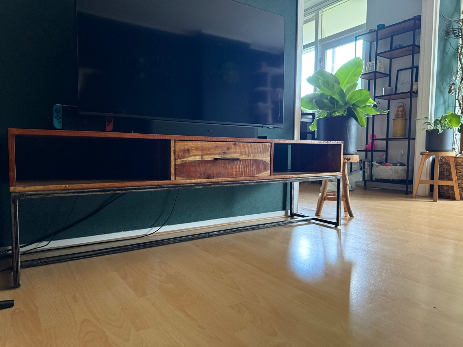 TV meubel van acaciahout en metaal, Huis en Inrichting, Ophalen, 150 tot 200 cm, Zo goed als nieuw, Minder dan 100 cm