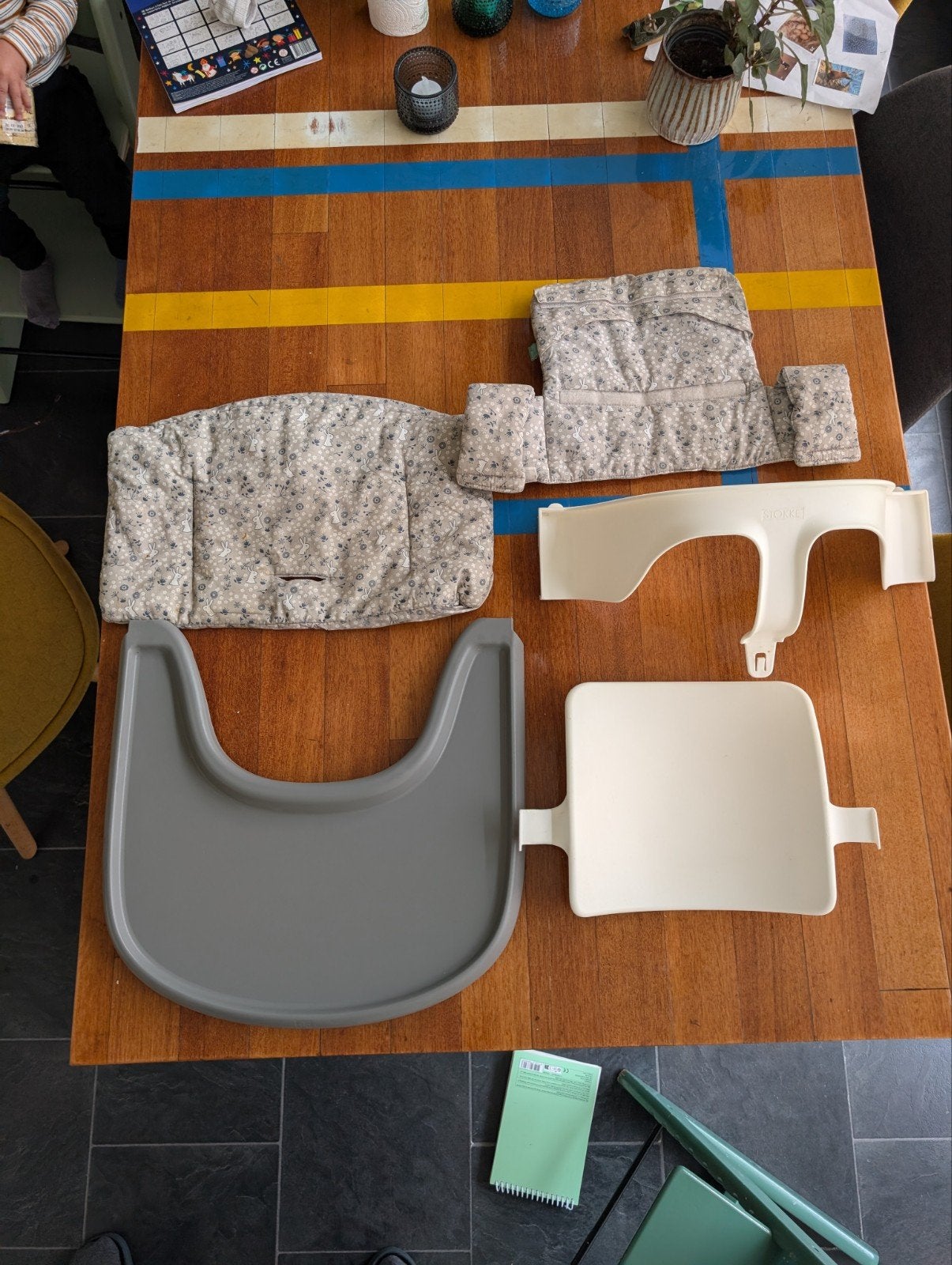 Stokke Tripp Trapp accessoires: Baby Set, kussen, eetblad, Ophalen of Verzenden, Gebruikt, Meegroeistoel, Afneembaar eetblad