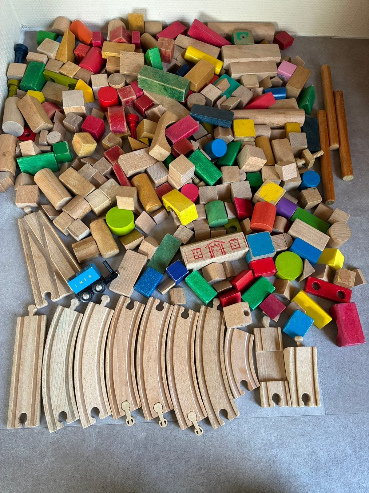 Grote set houten bouwblokken en treinbaan, Kinderen en Baby's, Speelgoed | Houten speelgoed, Ophalen of Verzenden, Gebruikt, Overige typen