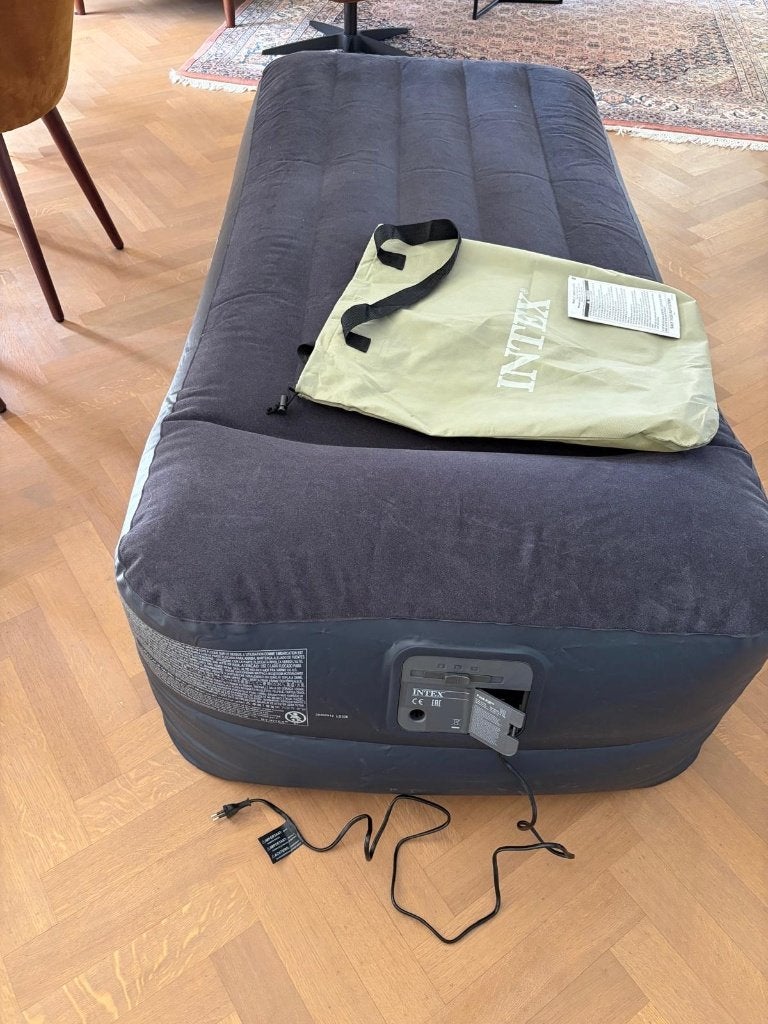 Intex opblaasbaar matras met ingebouwde pomp, Ophalen of Verzenden, Ingebouwde pomp, Zo goed als nieuw, 1-persoons