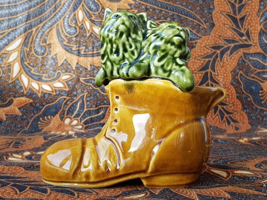 Mooi oud SylvaC vaasje uit Engeland met poezen in een schoen, Ophalen of Verzenden