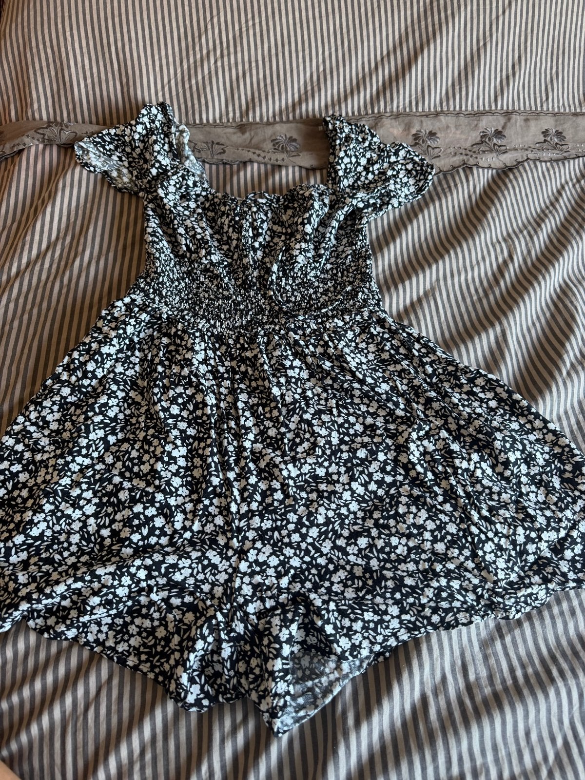 Zwart-witte bloemen playsuit FB sisters maat XS, Ophalen, Zwart, Zo goed als nieuw, Maat 36 (S)