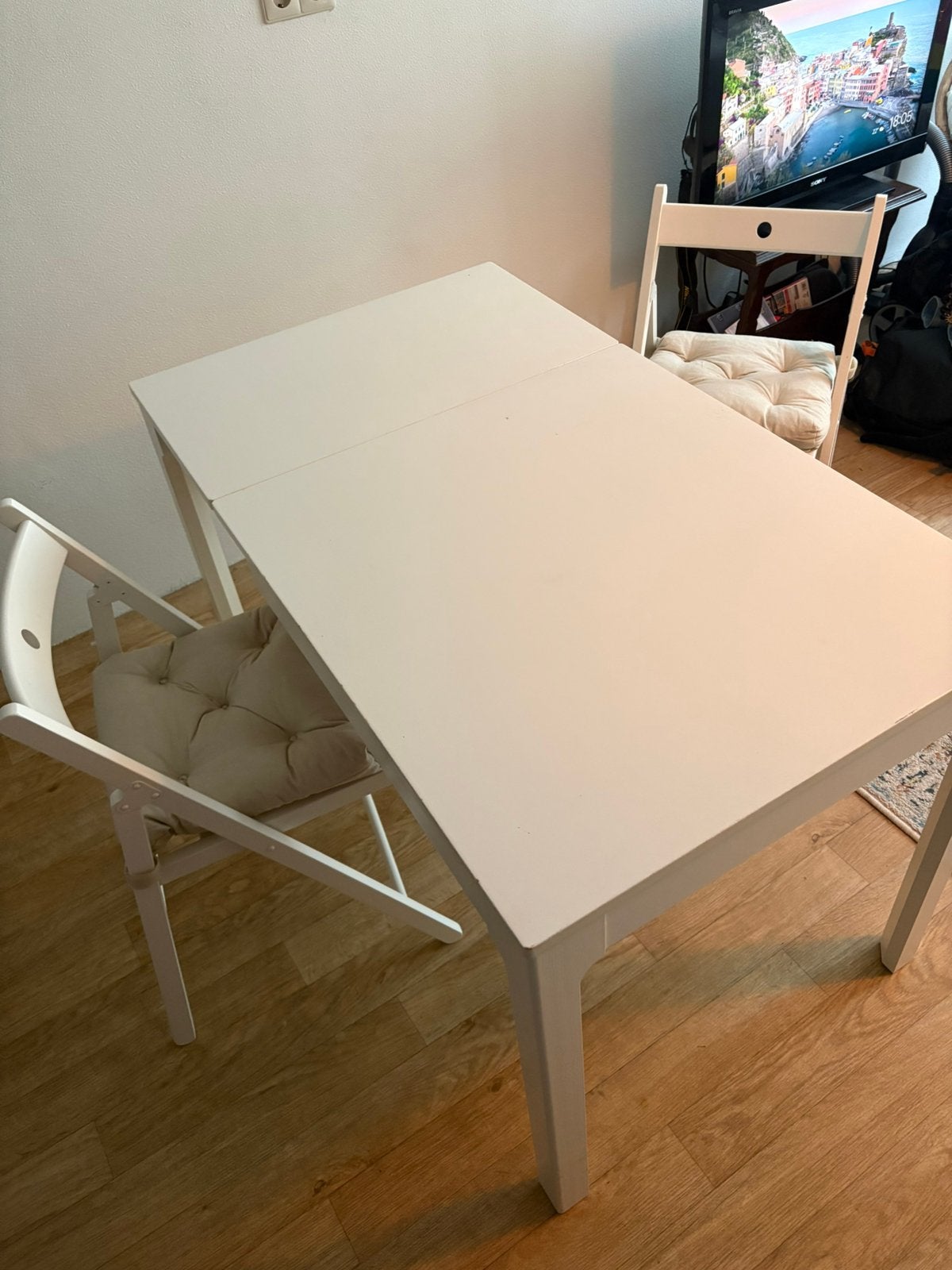Uitschuifbare ikea tafel + twee klapstoelen met kussens, Huis en Inrichting, Ophalen of Verzenden, Zo goed als nieuw