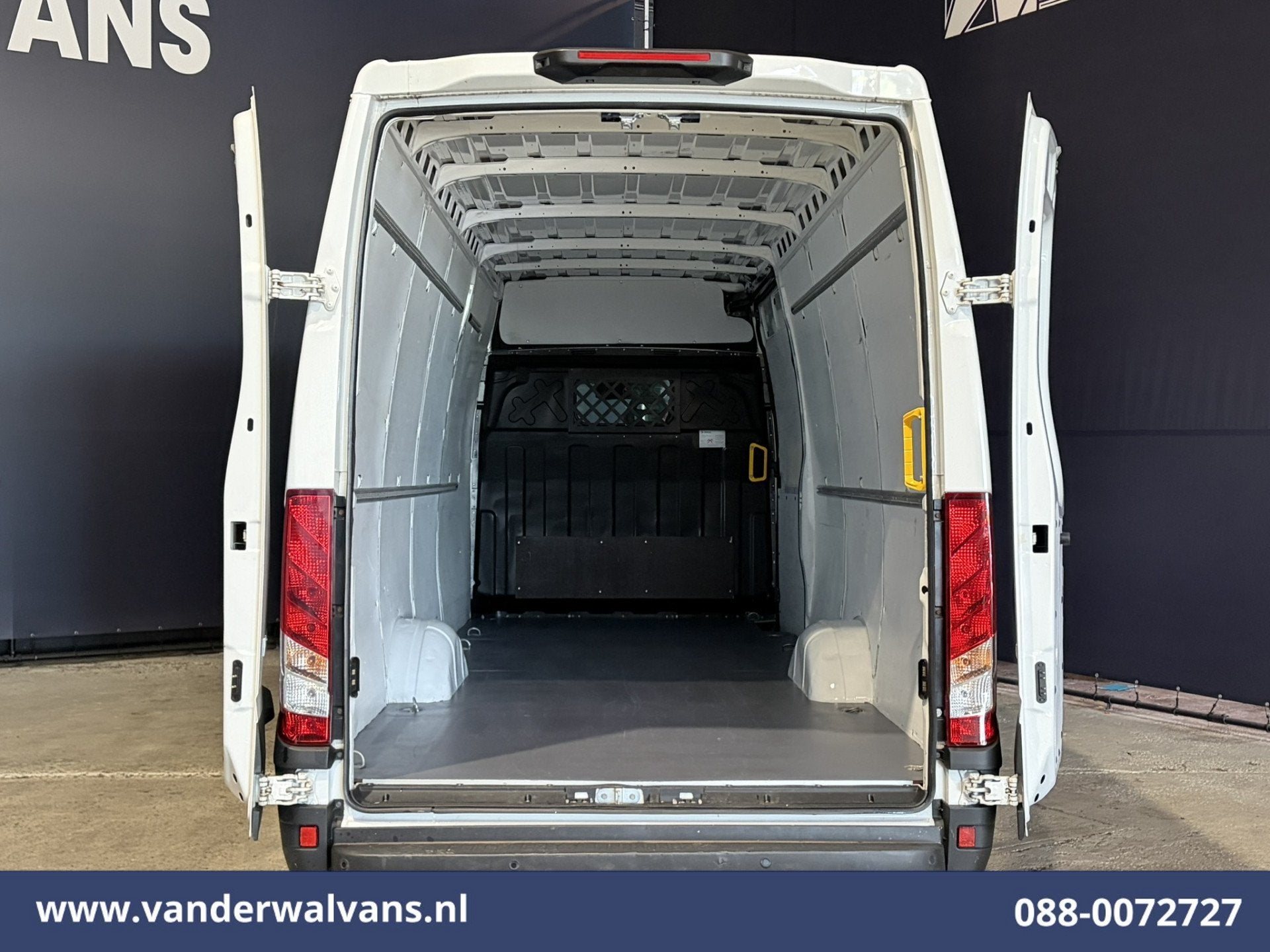 Iveco Daily 35S16 157pk L3H2 Euro6 Airco | 3500kg trekvermog, Auto's, Dealer onderhouden, Gebruikt, Iveco, Wit