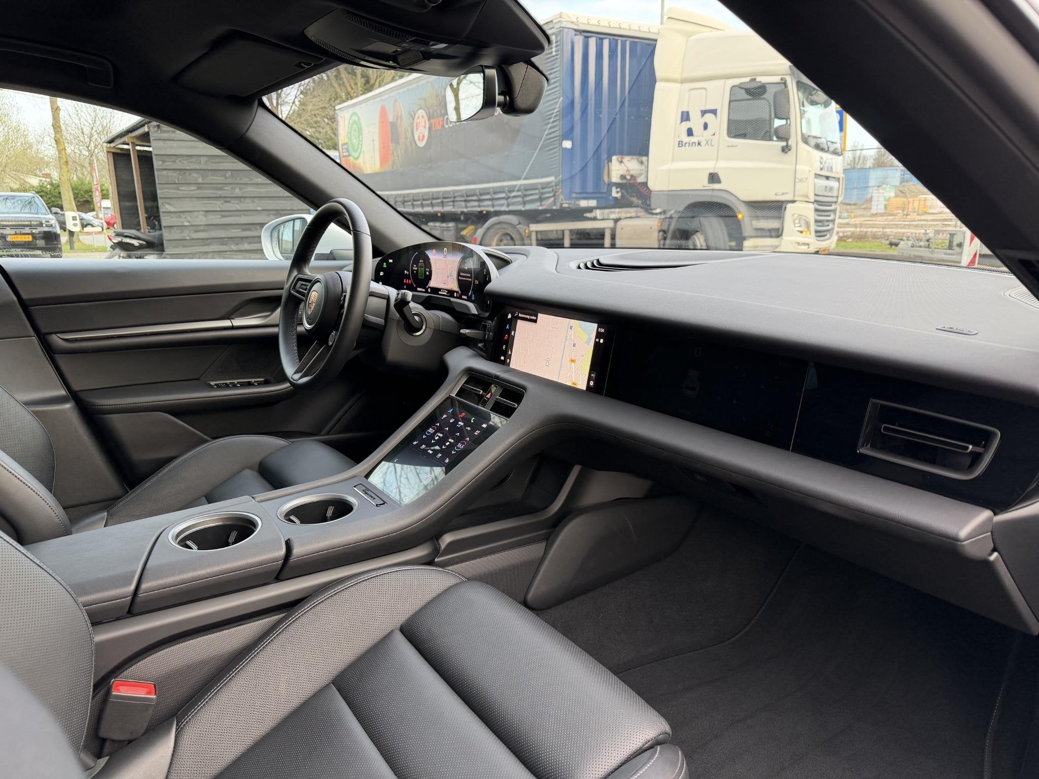 Foto 15 van Porsche Taycan Sport Turismo Black Edition 105 kWh luchtveri