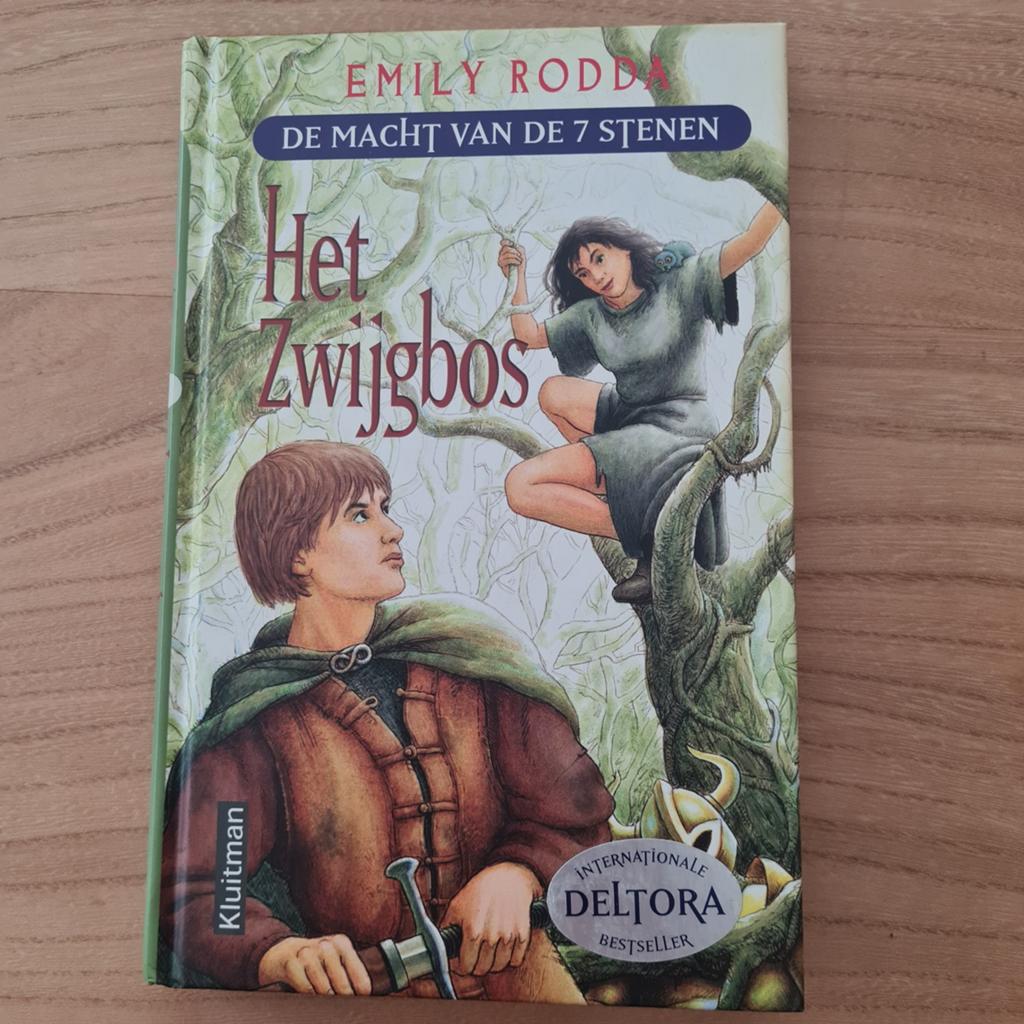 Het Zwijgbos - Emily Rodda (De Macht van de 7 Stenen), Boeken, Ophalen of Verzenden, Zo goed als nieuw, Emily rodda