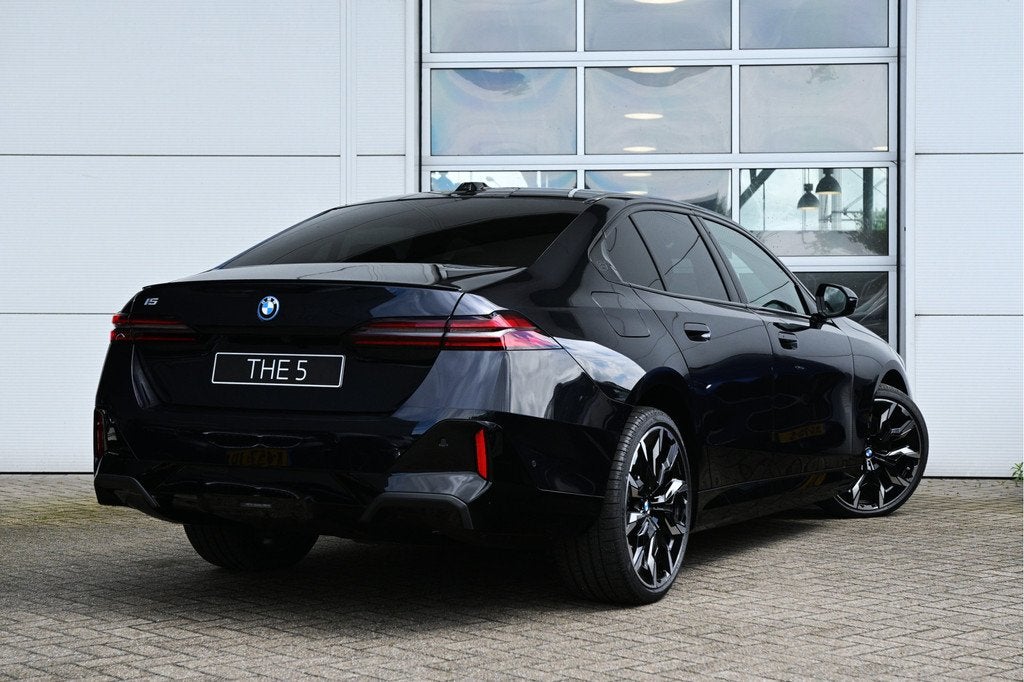 BMW i5 eDrive40 M Sport / Panoramadak / Bowers & Wilkins / A, Auto's, BMW, Automaat, 2095 kg, Achterwielaandrijving, Zwart