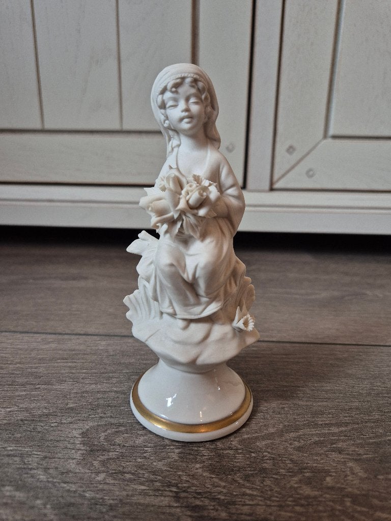 Vintage Italiaans Capodimonte beeldje – Meisje met bloemen, Ophalen of Verzenden, Zo goed als nieuw, Mens