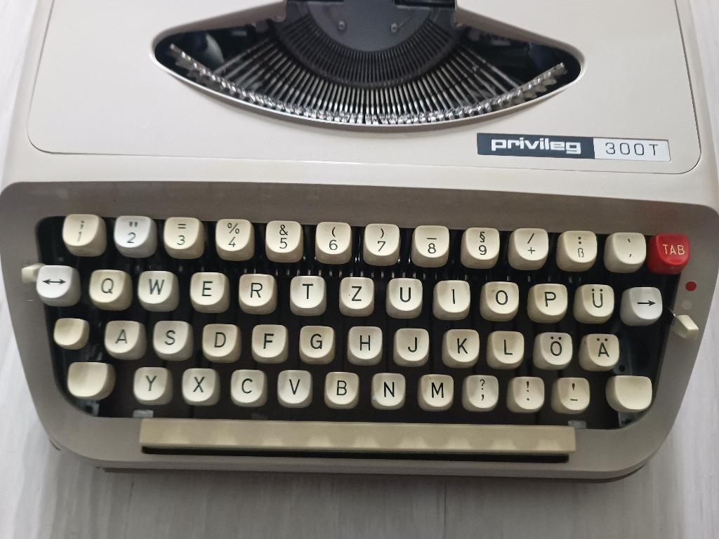 Privileg 300T typemachine – jaren ’70 – met koffer, Diversen, Typemachines, Ophalen of Verzenden, Gebruikt
