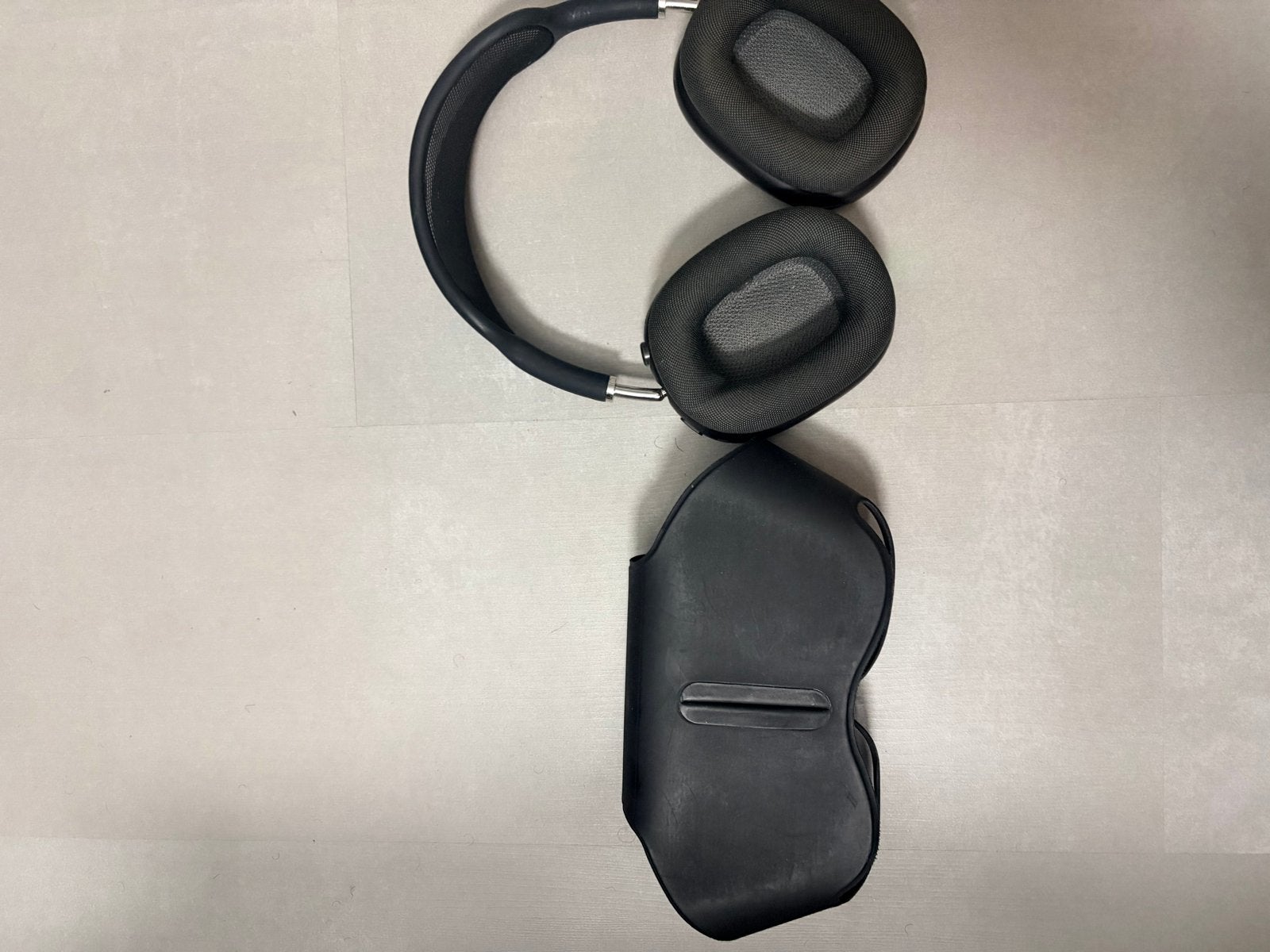Foto 4 van Apple AirPods Max - Spacegrijs met Smart Case