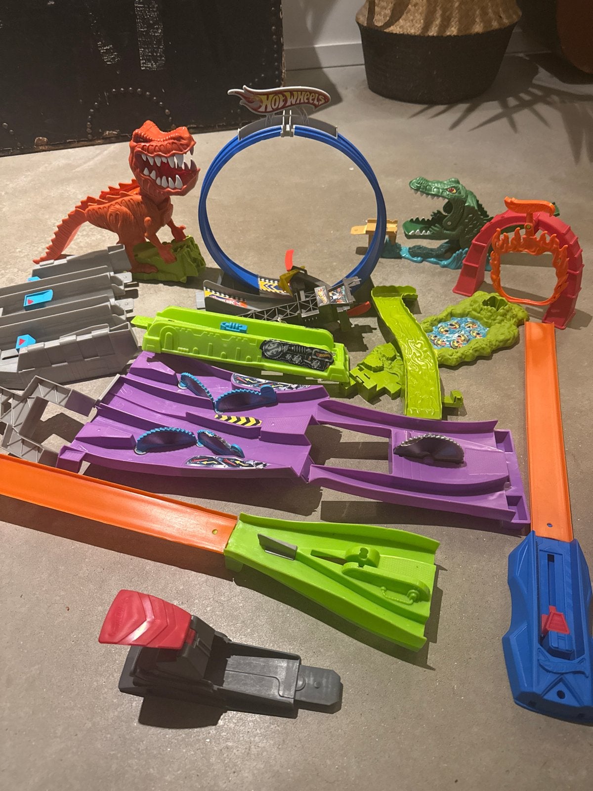 Grote Hot Wheels Baanset met Dinosaurus Thema, Ophalen, Gebruikt