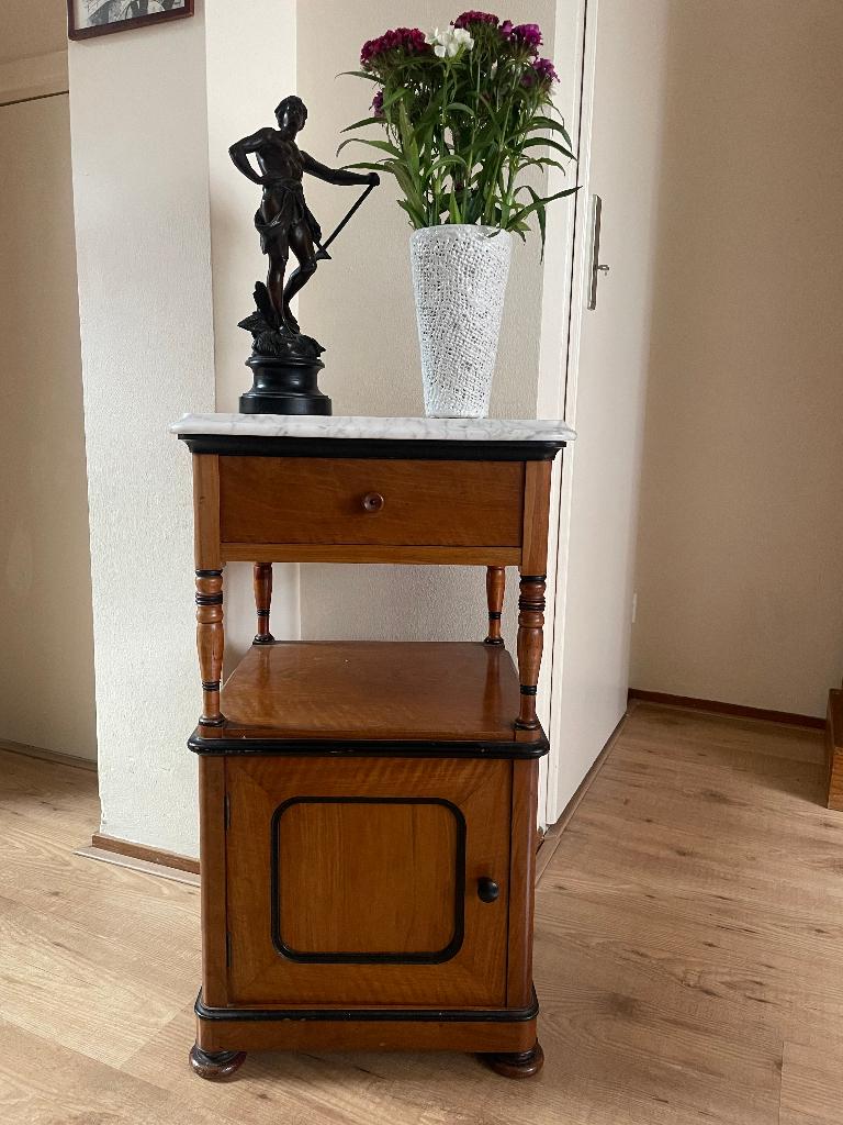 Antiek nachtkastje, mahonie kastje met marmer blad, Huis en Inrichting, Slaapkamer | Nachtkastjes, Ophalen, Gebruikt, Minder dan 45 cm