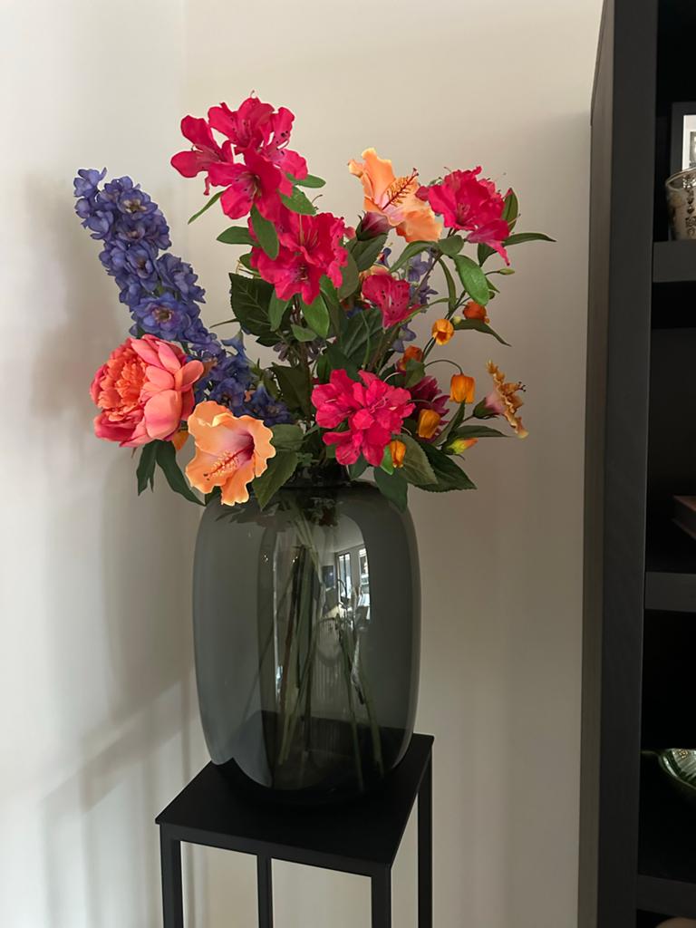 Grote glazen vaas met kleurrijke zijden bloemen en zuil, Ophalen, Overige kleuren, 75 cm of meer, Glas