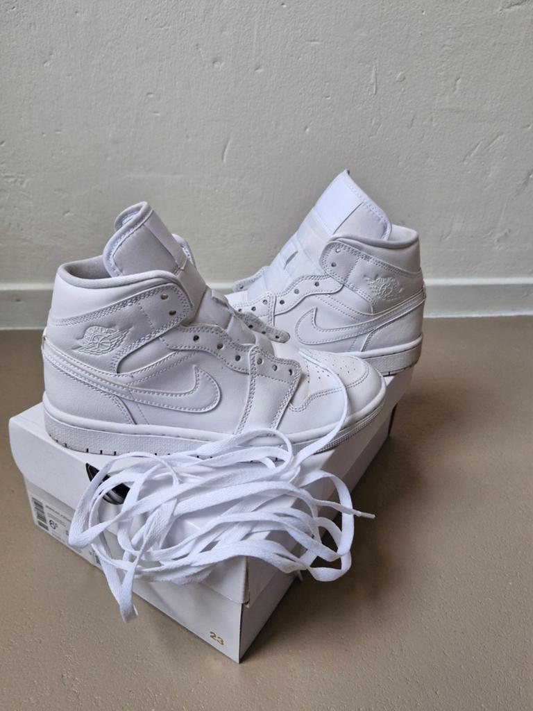 Nike Air Jordan 1 maat 37 Mid Triple White, Ophalen of Verzenden, Zo goed als nieuw, Wit, Sneakers of Gympen