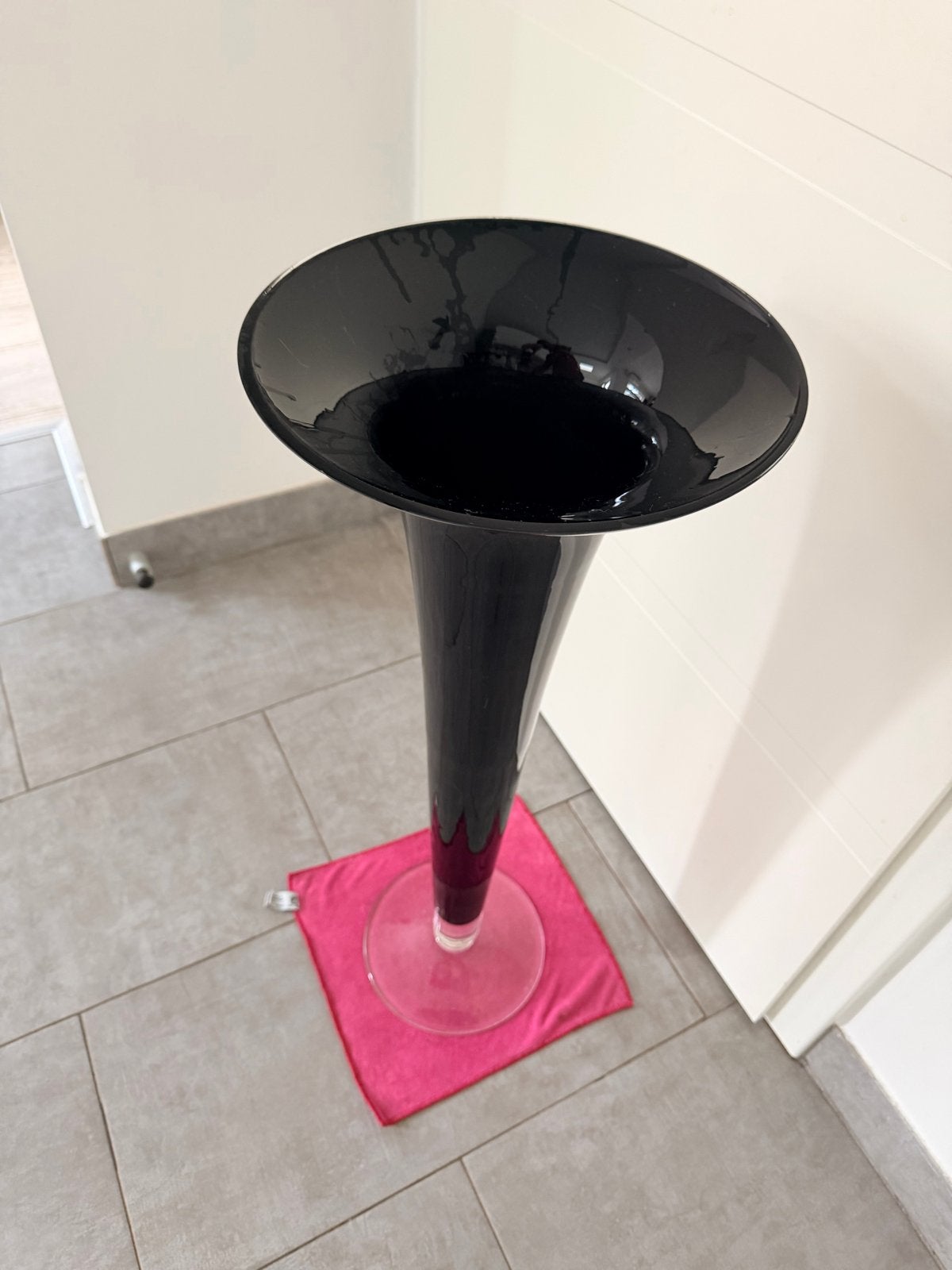 Zwarte glazen vaas - Trompetvormig - 70 cm hoog, Ophalen, Zo goed als nieuw, Zwart, Glas