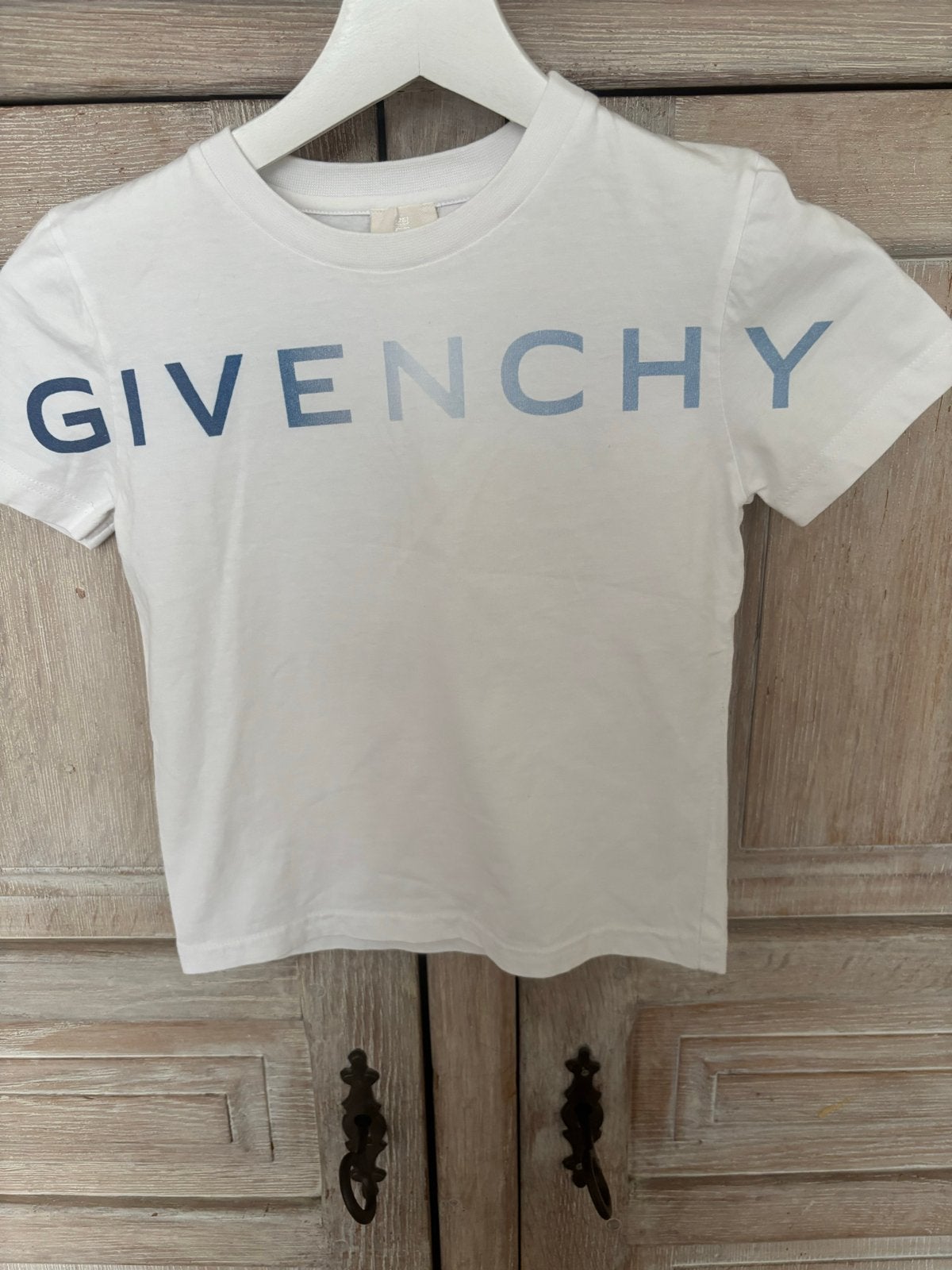 Givenchy jongens T-shirt wit met blauw logo, Kinderen en Baby's, Kinderkleding | Maat 116, Ophalen of Verzenden, Zo goed als nieuw