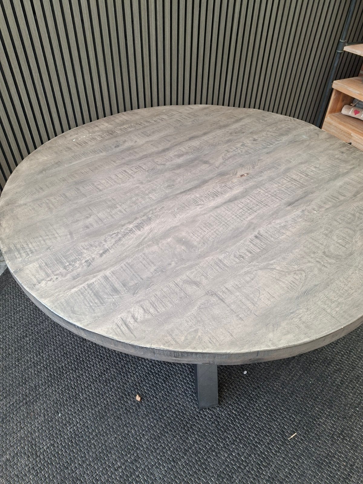 Ronde grijze mangohouten eettafel met zwarte rvs spin poot., Ophalen, Gebruikt, Overige materialen, Rond