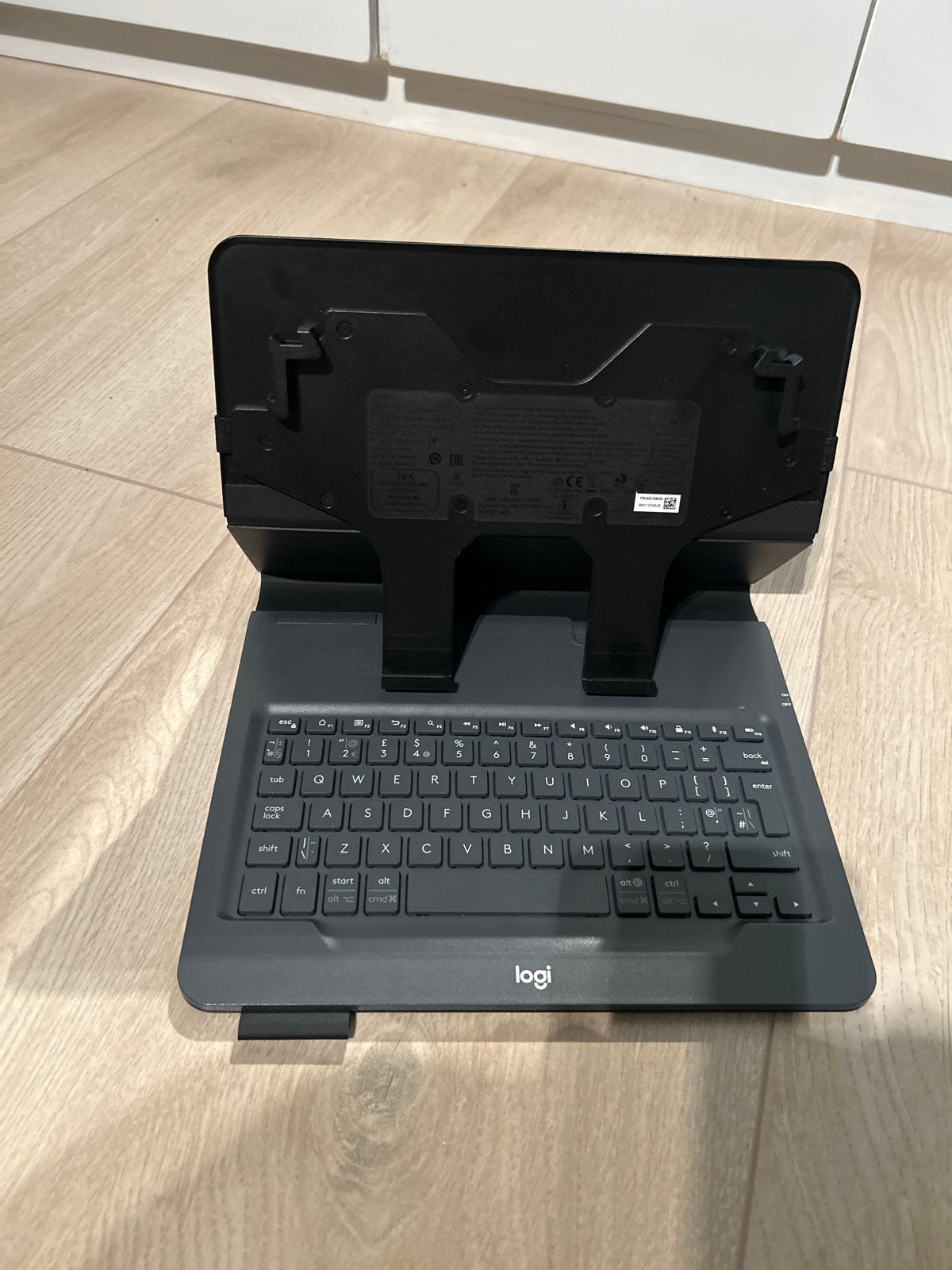 Logitech Universal Folio toetsenbordhoes voor tablets, Ophalen of Verzenden, Zo goed als nieuw, 10 inch, Bescherming voor- en achterkant