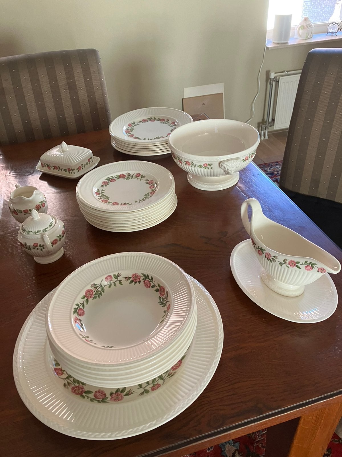 Gedeeltelijk eetservies Wedgwood Rosalind, Huis en Inrichting, Keuken | Servies, Ophalen of Verzenden, Zo goed als nieuw, Bord(en)