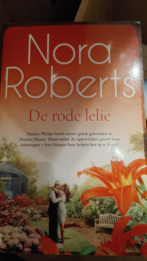 Nora Roberts - De rode lelie, Ophalen of Verzenden, Gelezen, Nora Roberts, Europa overig