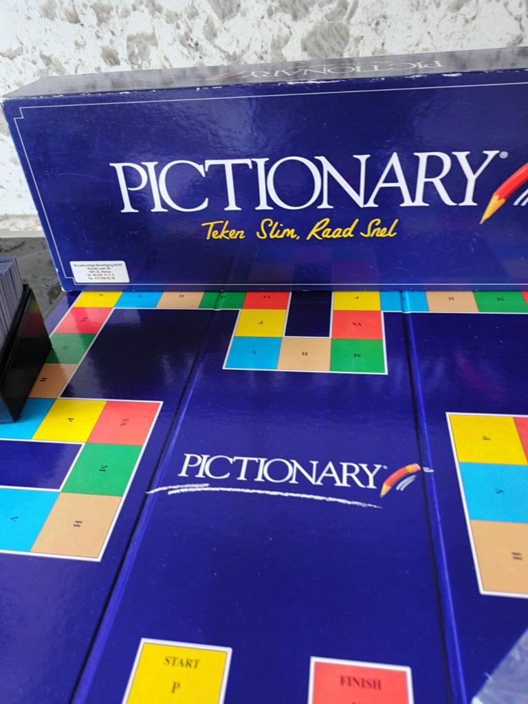 Pictionary Bordspel - Teken Slim, Raad Snel, Hobby en Vrije tijd, Gezelschapsspellen | Bordspellen, Vijf spelers of meer, Ophalen of Verzenden