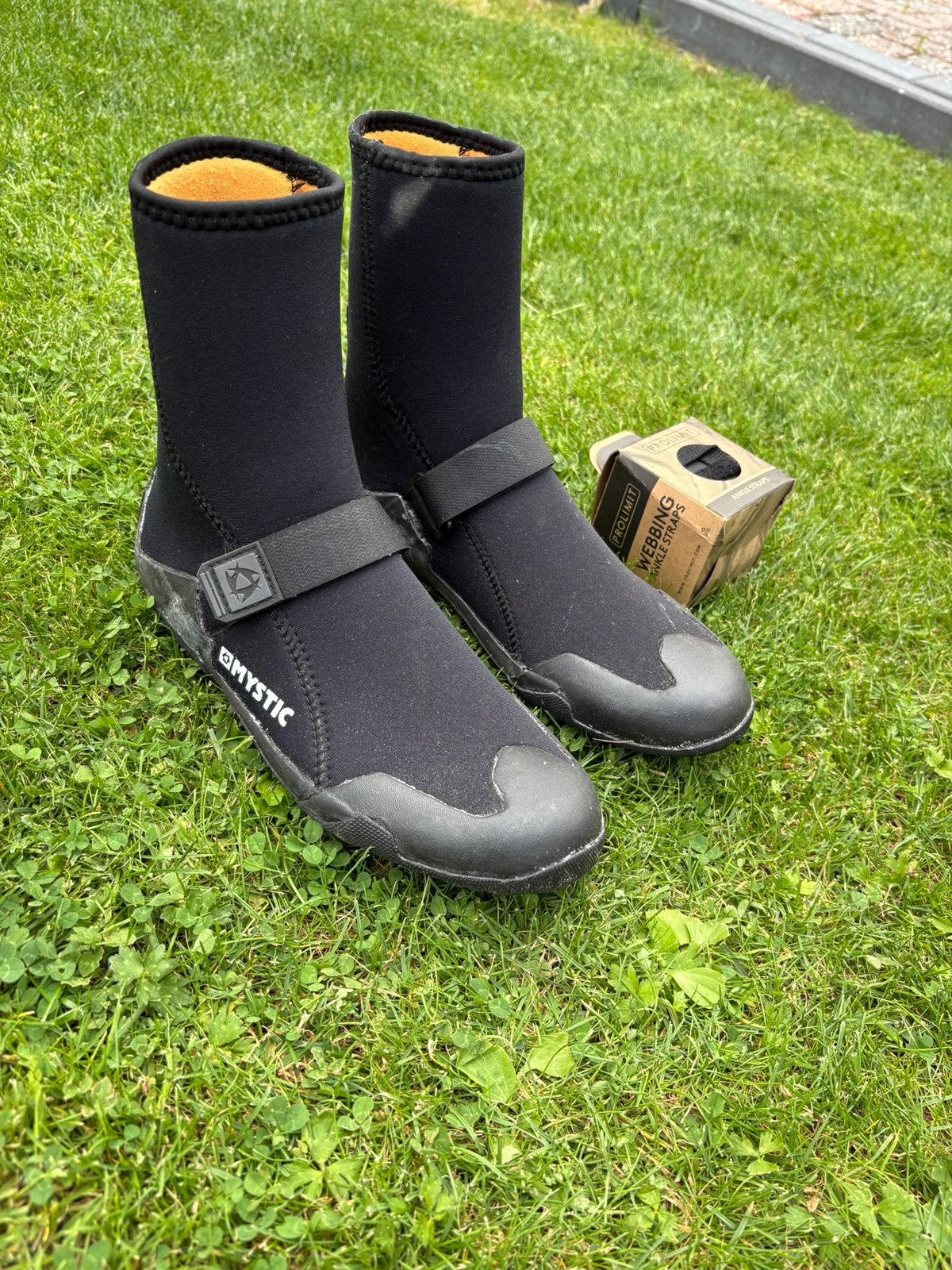 Mystic Surfschoenen + wetsuit bandjes, Watersport en Boten, Watersportkleding, Ophalen, Zo goed als nieuw, Heer, Wetsuit