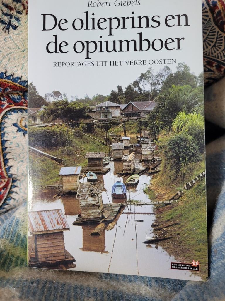 De olieprins en de opiumboer - Robert Giebels, Ophalen of Verzenden, Zo goed als nieuw, Europa