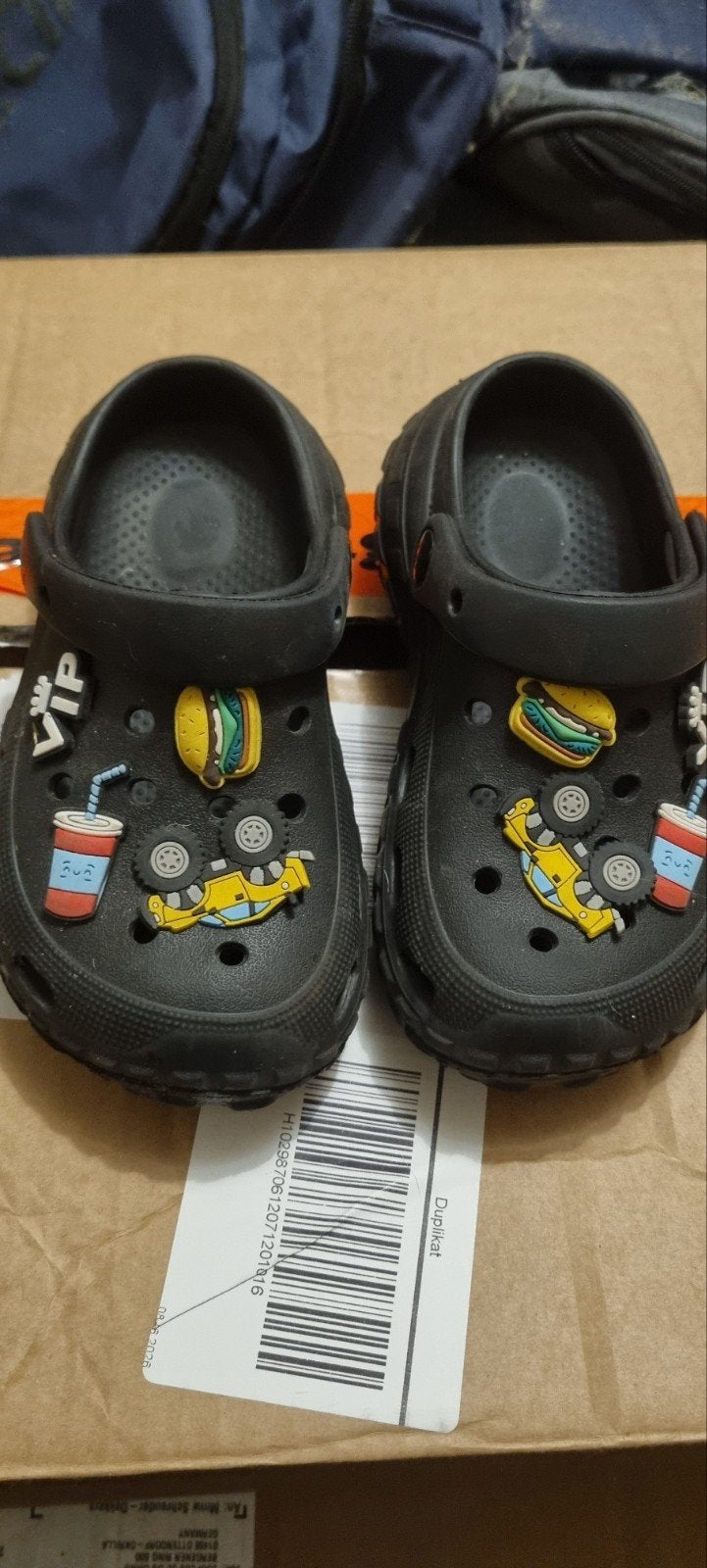 Zwarte Crocs met leuke versieringen, maat 29, Kinderen en Baby's, Gebruikt, Crocs, Jongen of Meisje, Schoenen