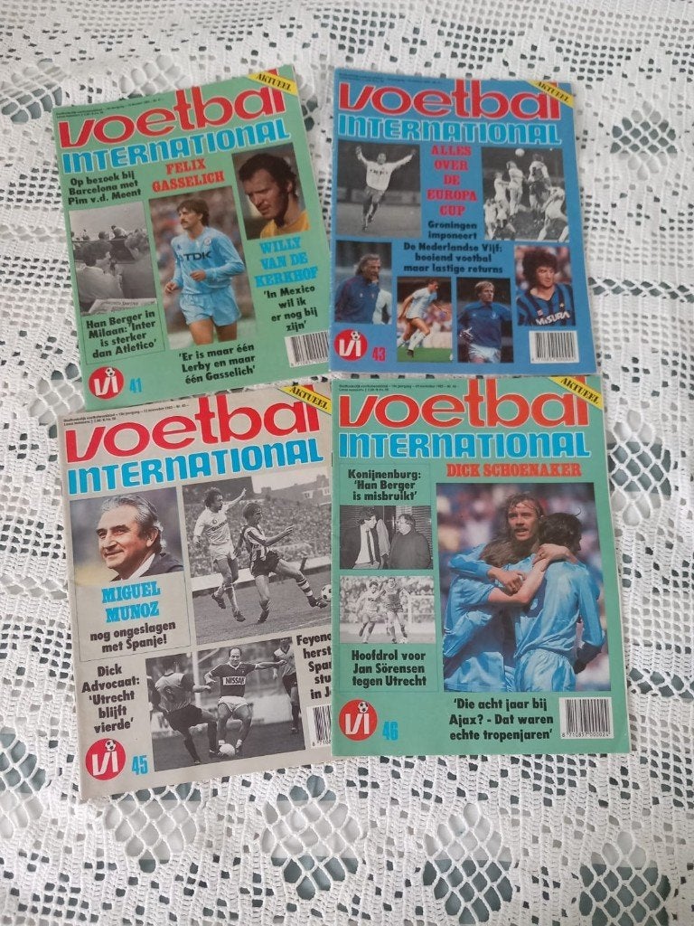 4x voetbal international 1983, Ophalen of Verzenden, Gebruikt, Overige binnenlandse clubs, Boek of Tijdschrift