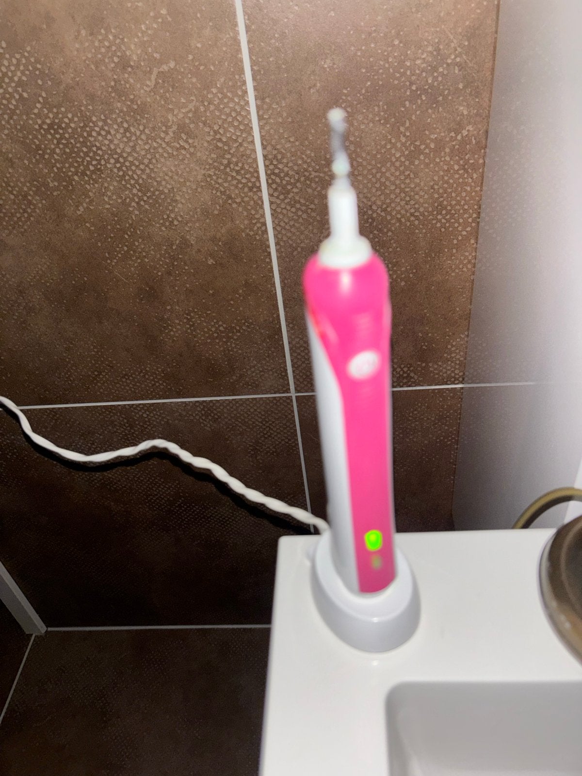 Oral b Roze elektrische tandenborstel met oplader, Ophalen of Verzenden, Gebruikt, Mondverzorging