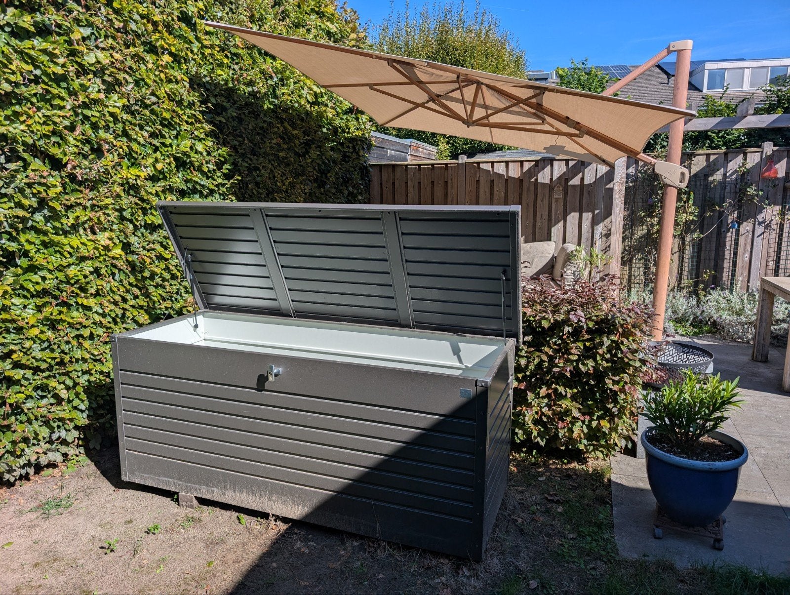 Exclusieve 5-6 persoons hoekbank tuinset met parasol, Ophalen, 6 zitplaatsen, Zo goed als nieuw, Tuinset