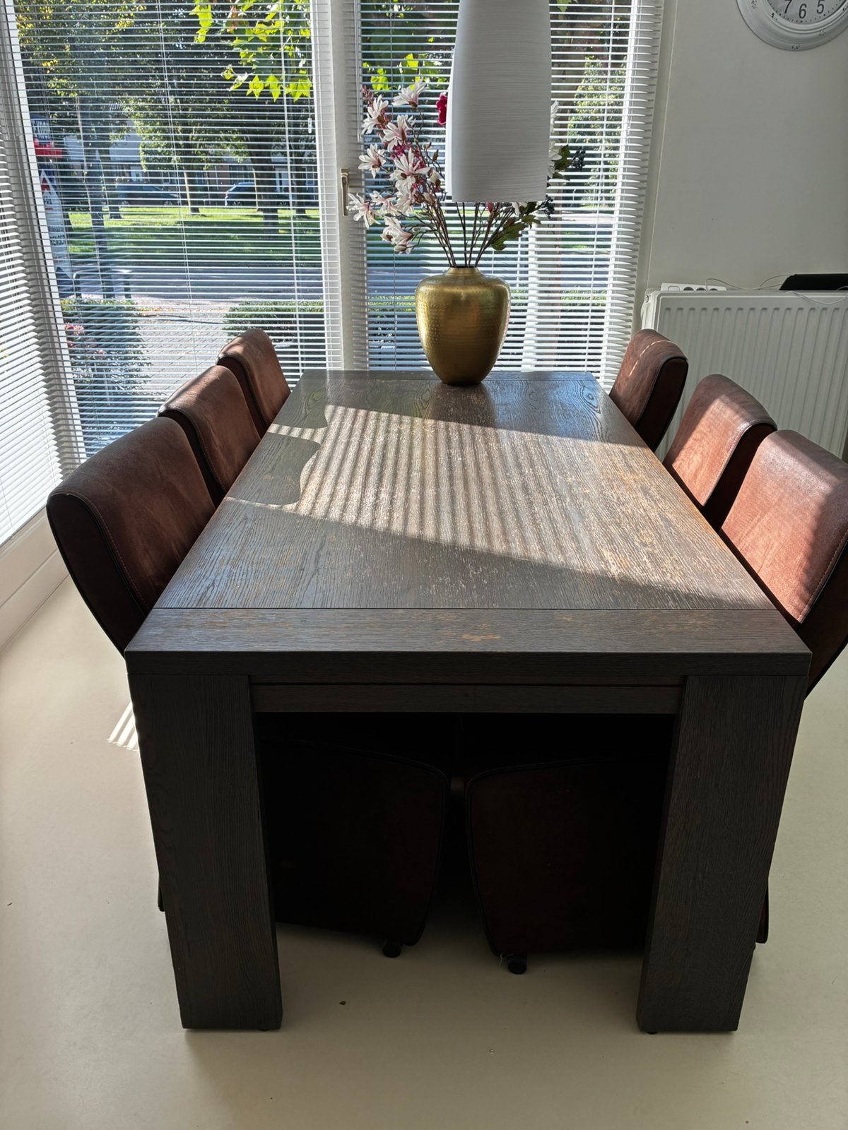 Uitschuifbare eettafel met 6 velours stoelen.