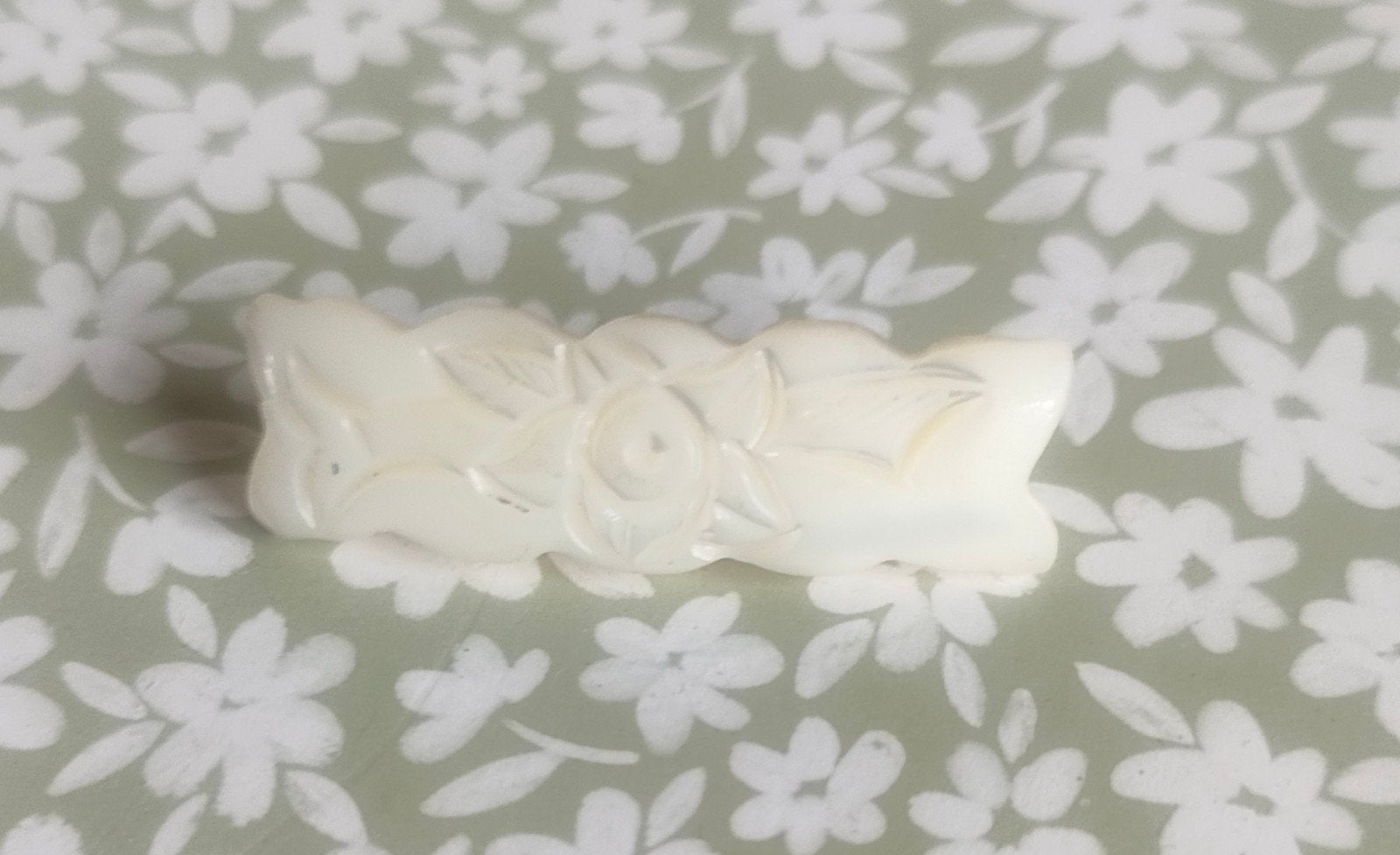 Elegante kleine parelmoer Broche met Bloemmotief, Ophalen of Verzenden, Gebruikt, Wit