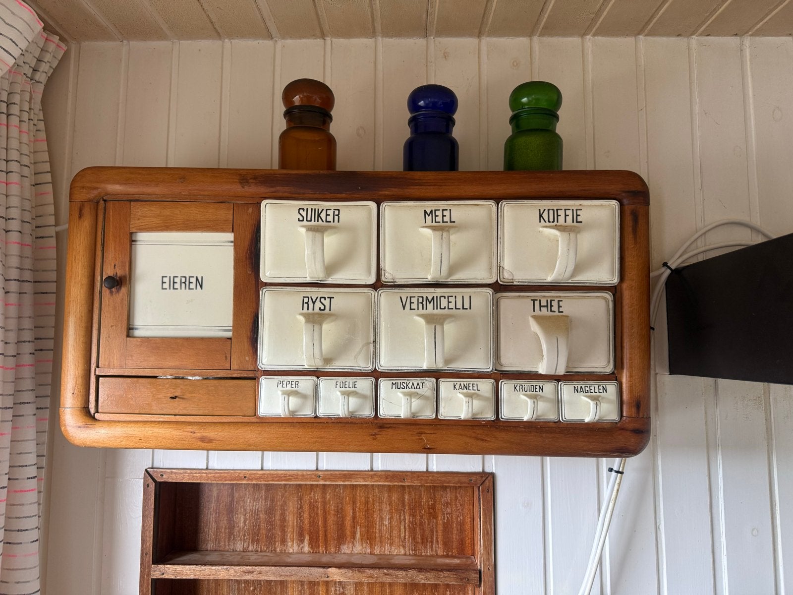 Vintage houten kruidenrek met porseleinen bakjes, Antiek en Kunst, Antiek | Keukenbenodigdheden, Ophalen