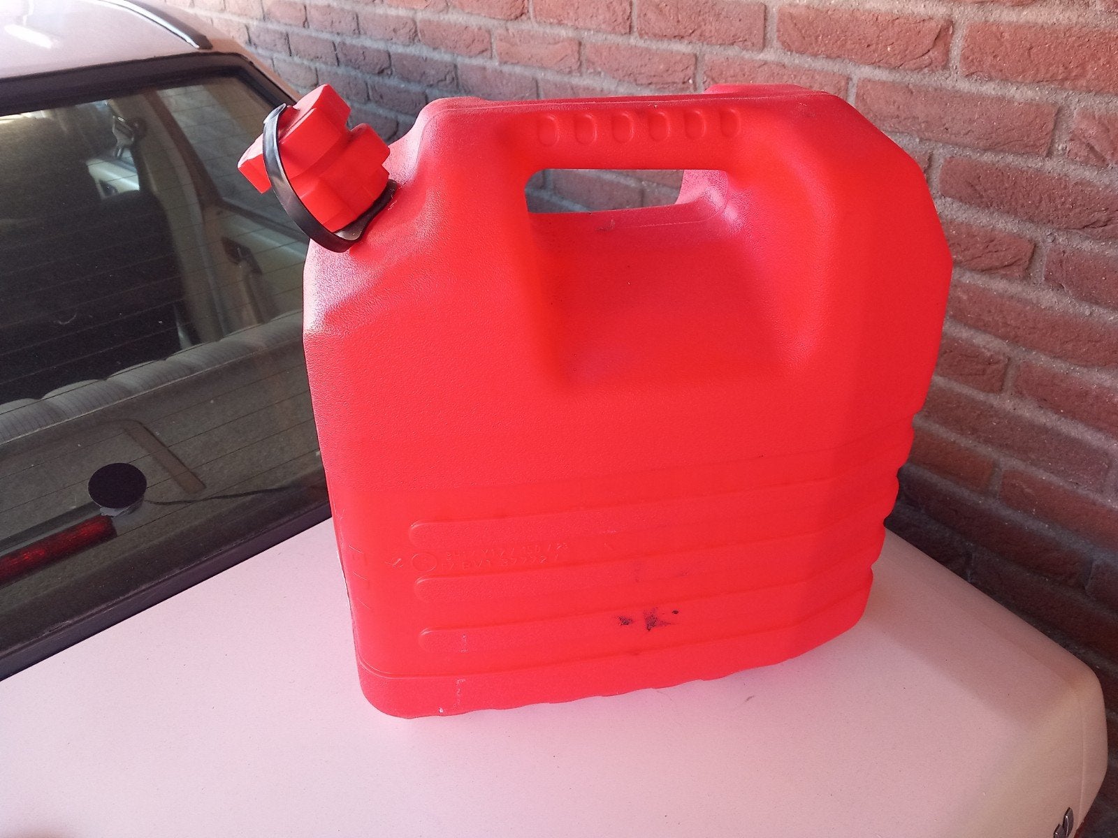 Rode jerrycan met schenktuit - 23 liter, Ophalen of Verzenden