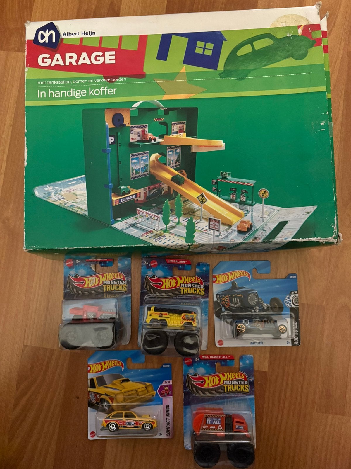 5 Hotwheels autootjes & Speelgoedgarage in koffer incl. acc., Kinderen en Baby's, Speelgoed | Speelgoedvoertuigen, Ophalen of Verzenden
